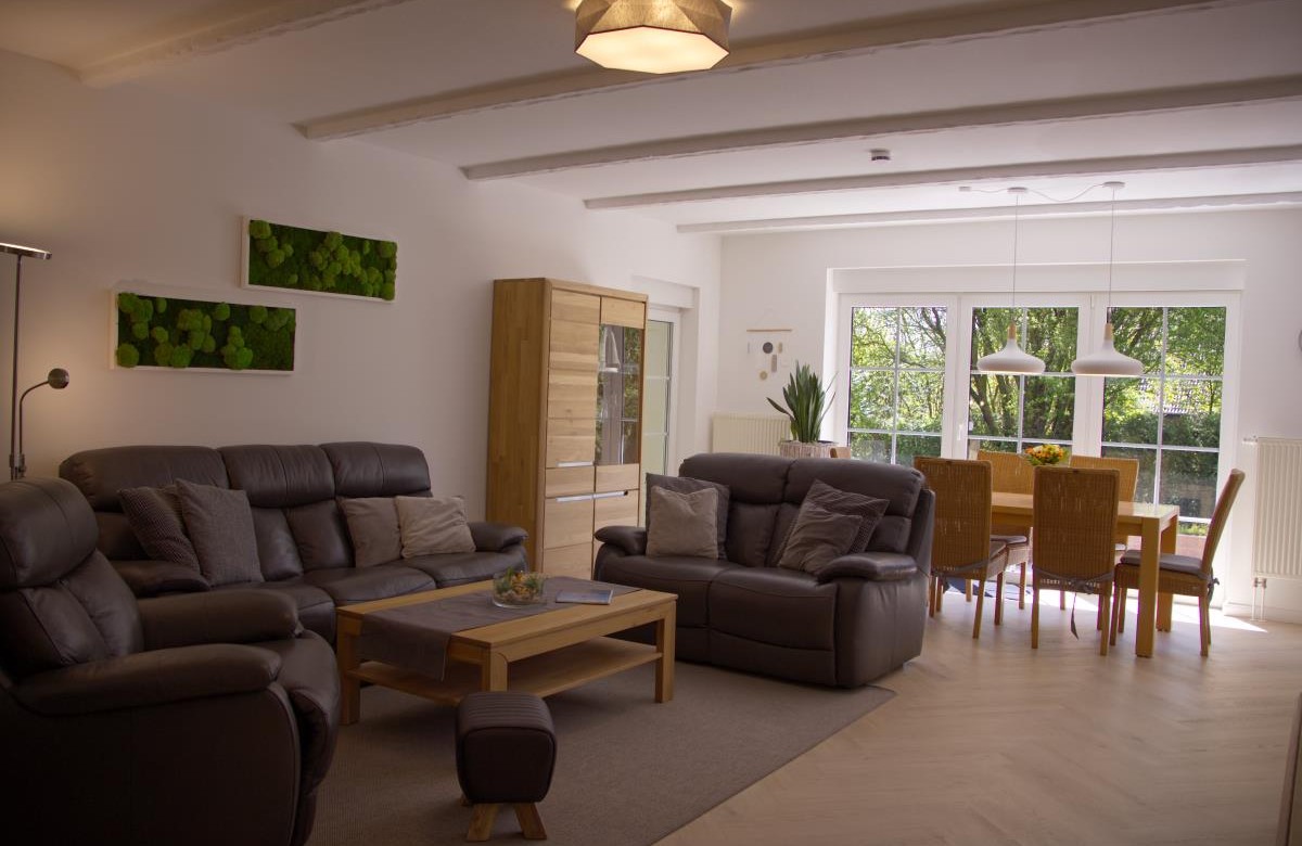 Couch und Essbereich  im Wohnzimmer der Ferienwohnung Inselblume 68 in Burgstaaken