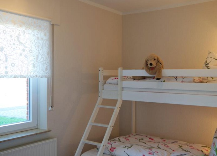 Anderer Blick ins 2. Schlafzimmer der Ferienwohnung in Landkirchen auf Fehmarn