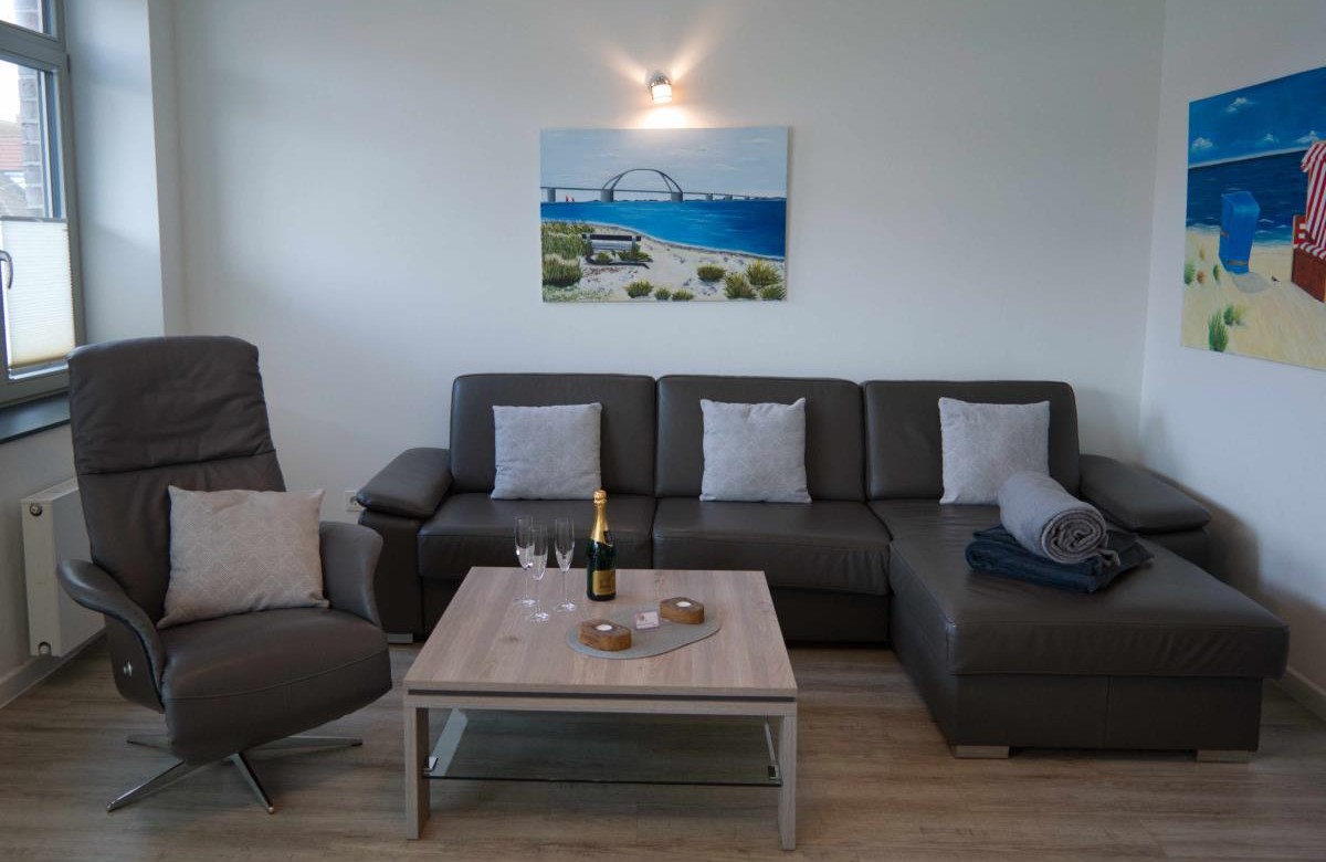 Couch und Sessel in der Ferienwohnung in Burg auf Fehmarn