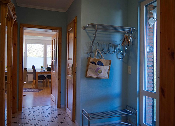 Flur mit Blick Richtung Wohnzimmer in der Fewo Inselblume 15 für 4 Personen auf Fehmarn