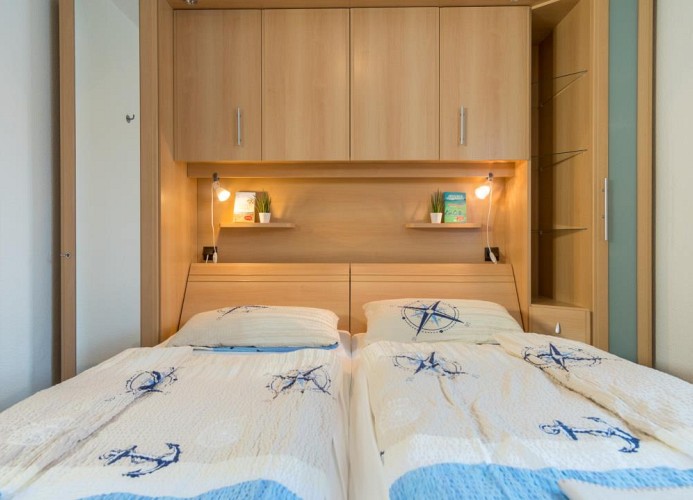 Andere Perspektive auf das Doppelbett in der Ferienwohnung