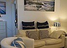 Couch und Sessel im Wohnzimmer der Ferienwohnung direkt am Südstrand