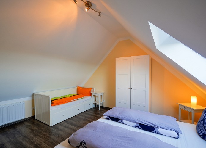 3. Schlafzimmer mit Doppelbett und Einzelbett im Ferienhaus in Burg