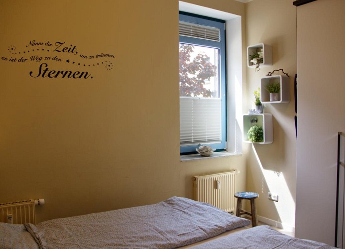 Anderer Blick aufs Doppelbett im Schlafzimmer der Ferienwohnung Inselblume 48 auf Fehmarn