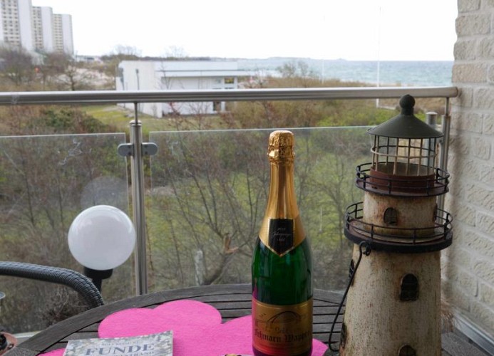 Nahaufnahme der Deko mit Blick Richtung Ostsee von Fehmarn