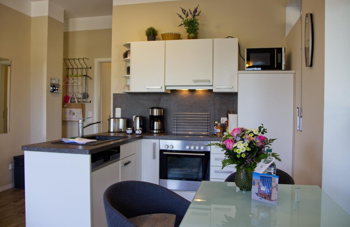 Küche mit Esstisch in der Ferienwohnung Inselblume 48 in der Strandburg auf Fehmarn