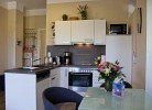 Küche mit Esstisch in der Ferienwohnung Inselblume 48 in der Strandburg auf Fehmarn
