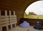 Die Fasssauna in der Inselblume 82 mit breiten Sitz- und Liegeflächen