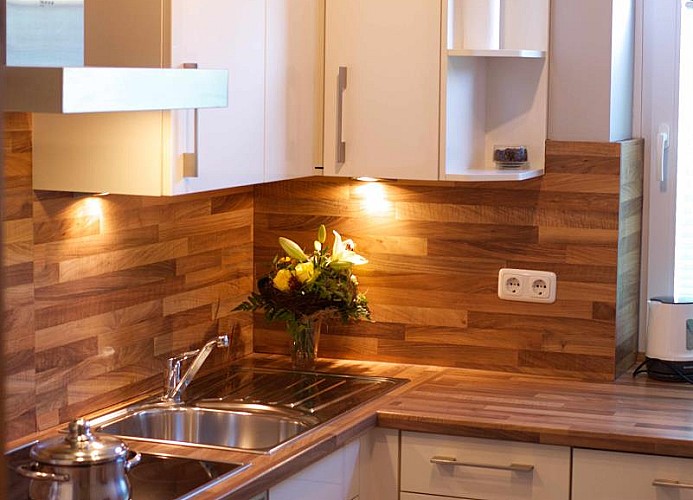 Anderer Blickwinkel auf die Küche der Ferienwohnung Inselblume 15 auf Fehmarn