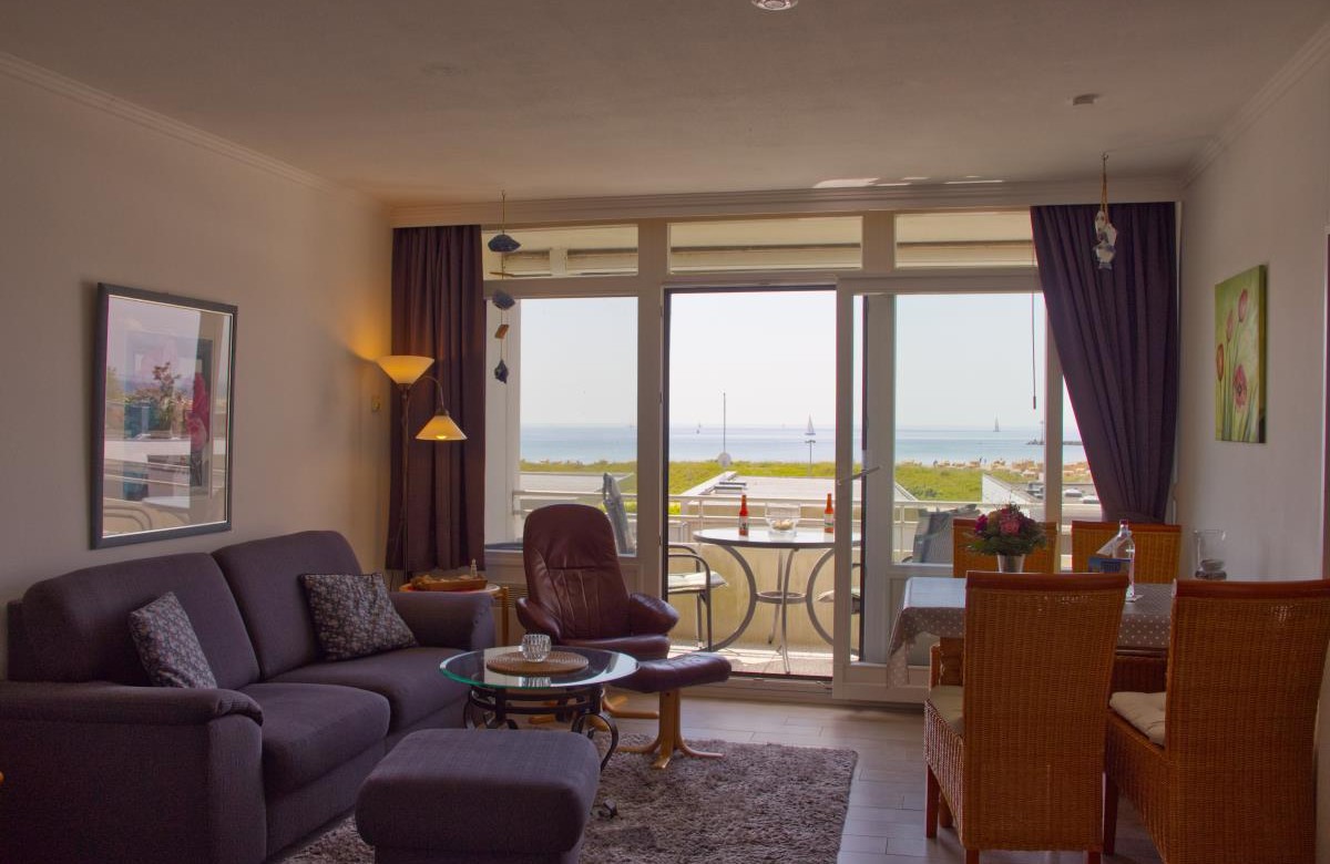 Wohnzimmer mit Doppelbett in der Ferienwohnung für 4 Personen am Südstrand