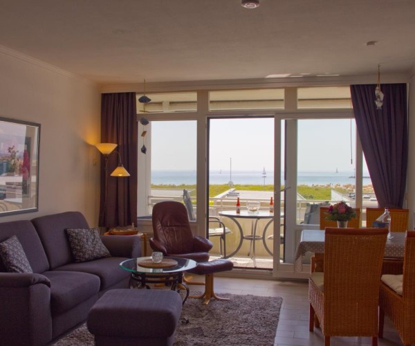 Wohnzimmer mit Doppelbett in der Ferienwohnung für 4 Personen am Südstrand