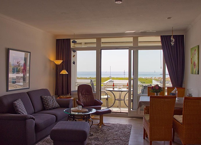 Wohnzimmer mit Doppelbett in der Ferienwohnung für 4 Personen am Südstrand