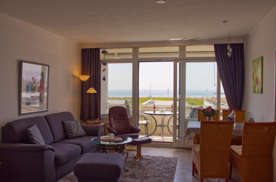 Wohnzimmer mit Doppelbett in der Ferienwohnung für 4 Personen am Südstrand