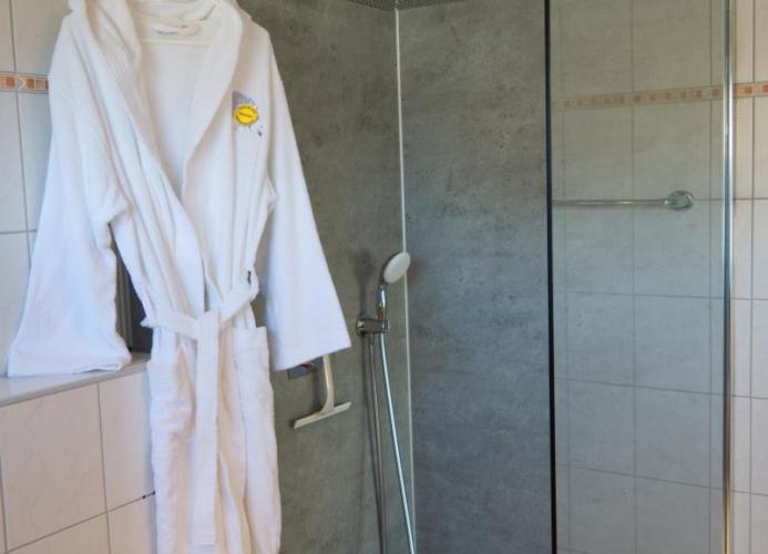 Dusche im Badezimmer der Ferienwohnung Inselblume 81