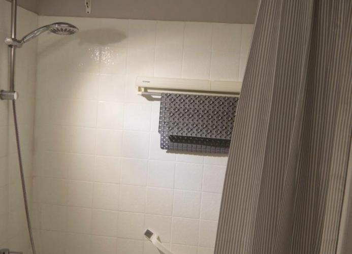 Badewanne mit Dusche in der Ferienwohnung Inselblume 79