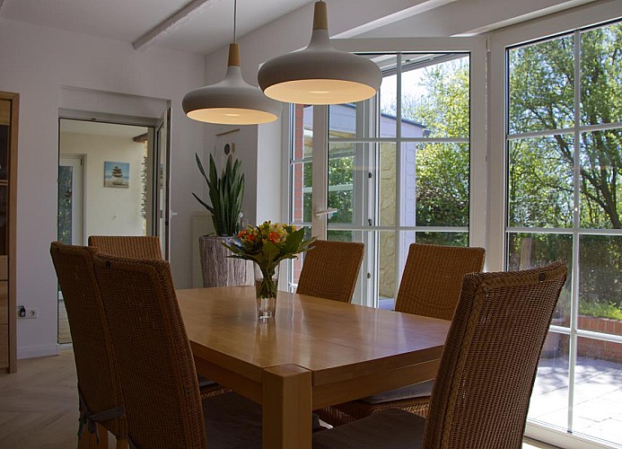 Esstisch in der Ferienwohnung mit Hund in Burgstaaken auf Fehmarn