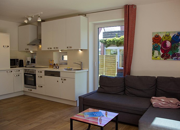 Küche und Couch im Wohnzimmer der Inselblume 27