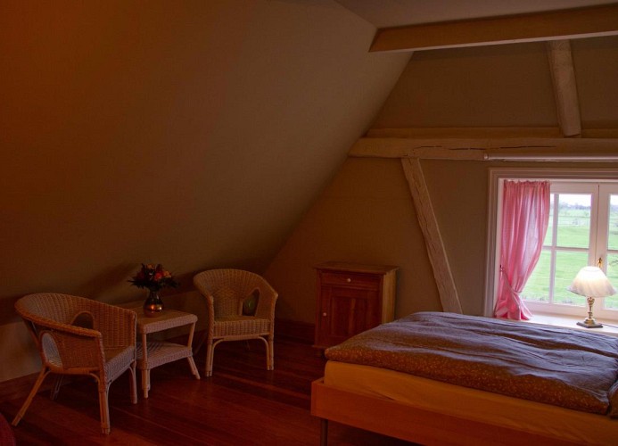 Doppelbett mit Schrank und Sitzgelegenheiten in einem weiteren Schlafzimmer in der Inselblume 84