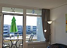 Wohnzimmer und Balkon der Ferienwohnung auf Fehmarn