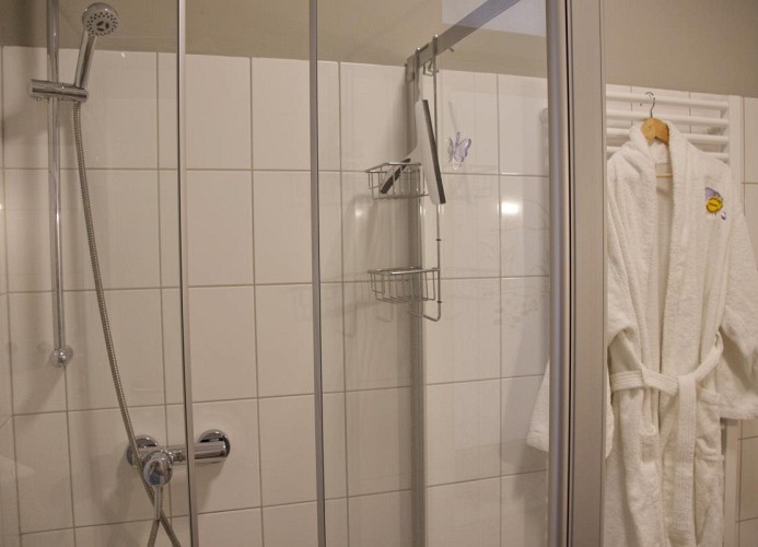 Dusche im Bad der Ferienwohnung Inselblume 48 mit Hund am Südstrand auf Fehmarn