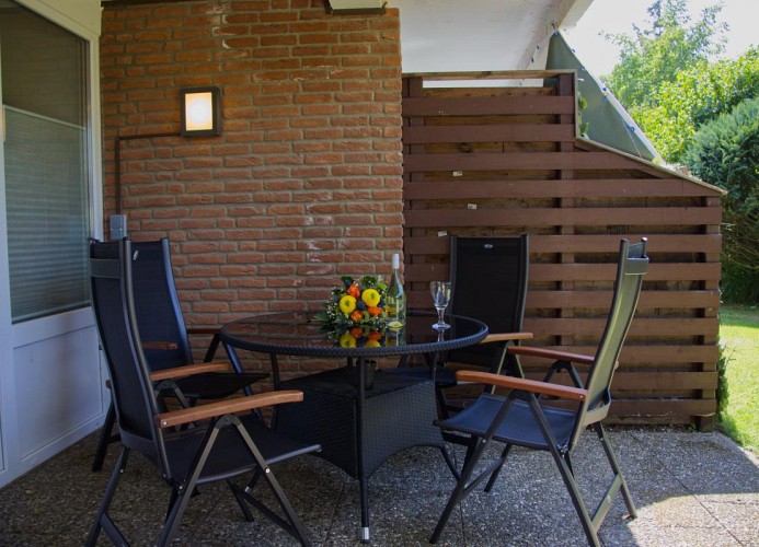 Gartenmöbel auf der Terrasse der Inselblume 15 auf Fehmarn