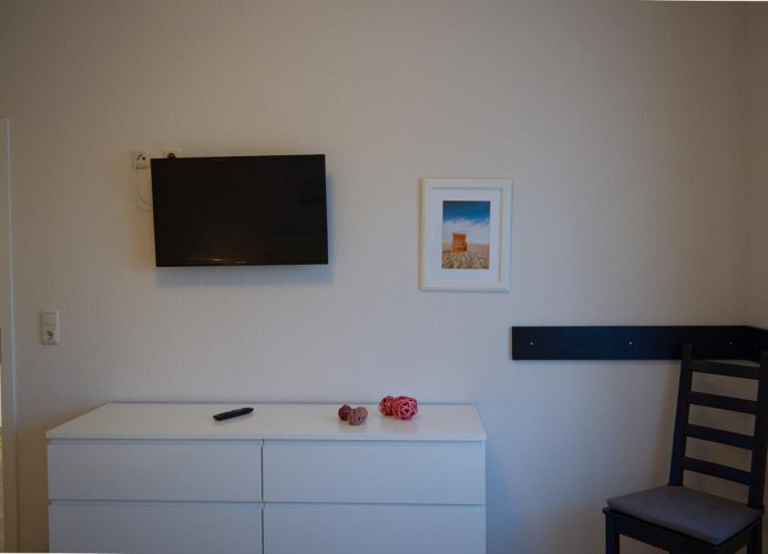 TV im Schlafzimmer der Fewo in Landkirchen auf Fehmarn