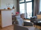 Sessel und Esstisch der Ferienwohnung auf Fehmarn mit Hund
