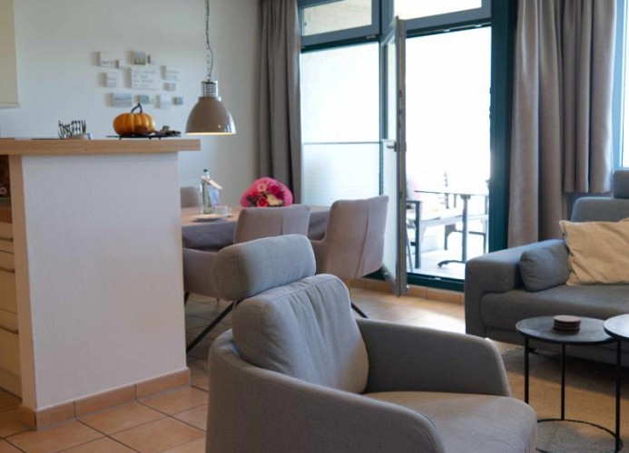 Sessel und Esstisch der Ferienwohnung auf Fehmarn mit Hund