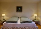 Doppelbett im Schlafzimmer im Erdgeschoss in der Inselblume 84