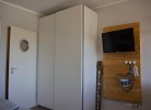Schrank im Wohnzimmer der Fewo direkt am Südstrand von Fehmarn