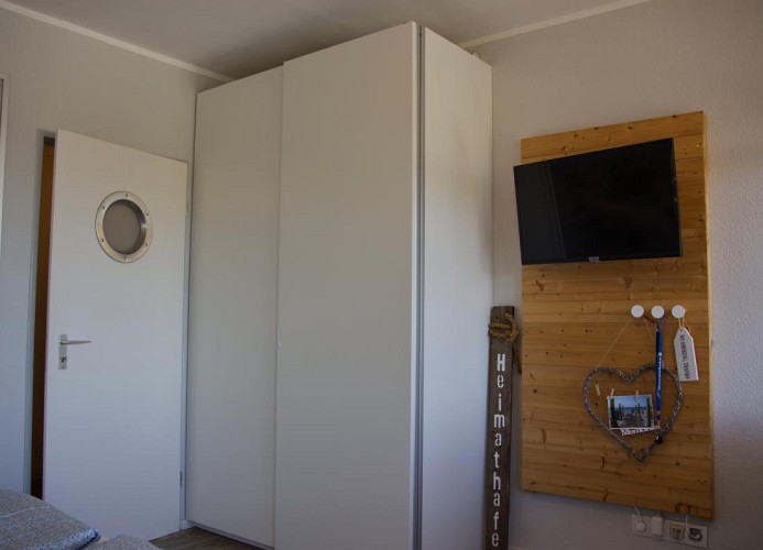 Schrank im Wohnzimmer der Fewo direkt am Südstrand von Fehmarn