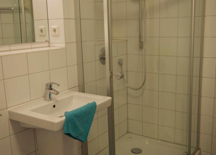 Badezimmer mit Dusche in der Fewo direkt am Südstrand auf Fehmarn