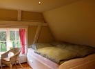 Doppelbett in einem der Schlafzimmer der Inselblume 84