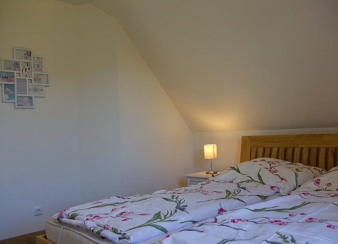 Anderer Blickwinkel aufs Doppelbett im 2. Schlafzimmer der Inselblume 27 auf Fehmarn