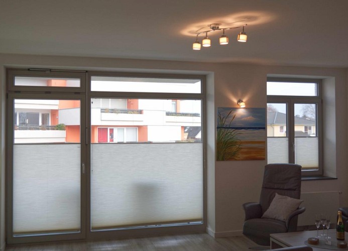 Große Fenster Richtung Balkon in der Fewo am Niendorfer Platz auf Fehmarn