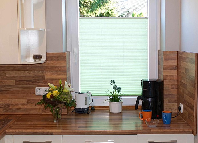 Küche mit Küchenutensilien in der Fewo Inselblume 15 in der Nähe vom Strand auf Fehmarn