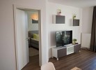 TV und Eingang zum Schlafzimmer in der Ferienwohnung auf Fehmarn