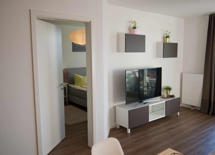 TV und Eingang zum Schlafzimmer in der Ferienwohnung auf Fehmarn