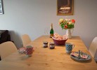 Esstisch für 4 Personen in der Ferienwohnung auf Fehmarn