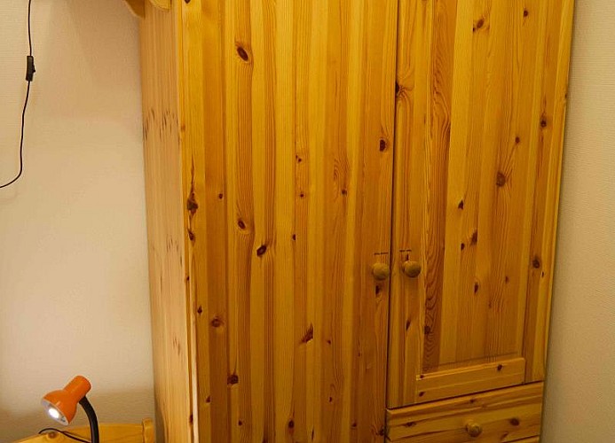 Schrank im Schlafzimmer mit Etagenbett in der Fewo in Burgtiefe auf Fehmarn