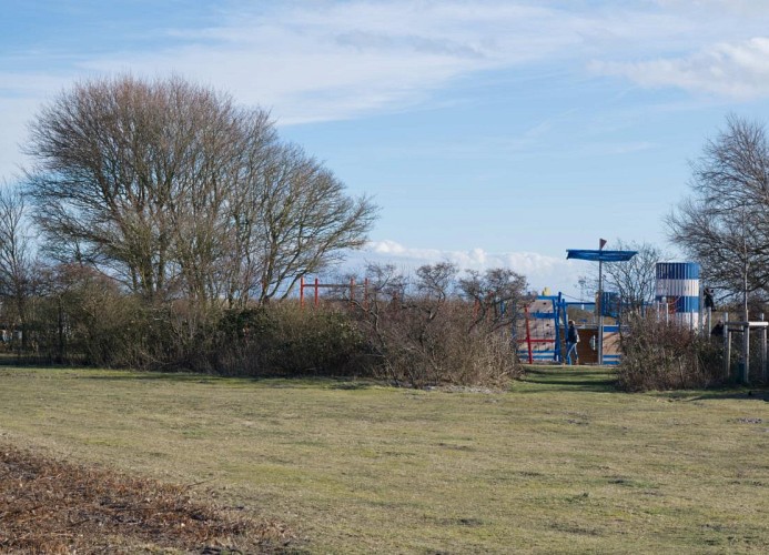 Ein Kinderspielplatz, der in der unmittelbaren Nähe der Inselblume 82 ist