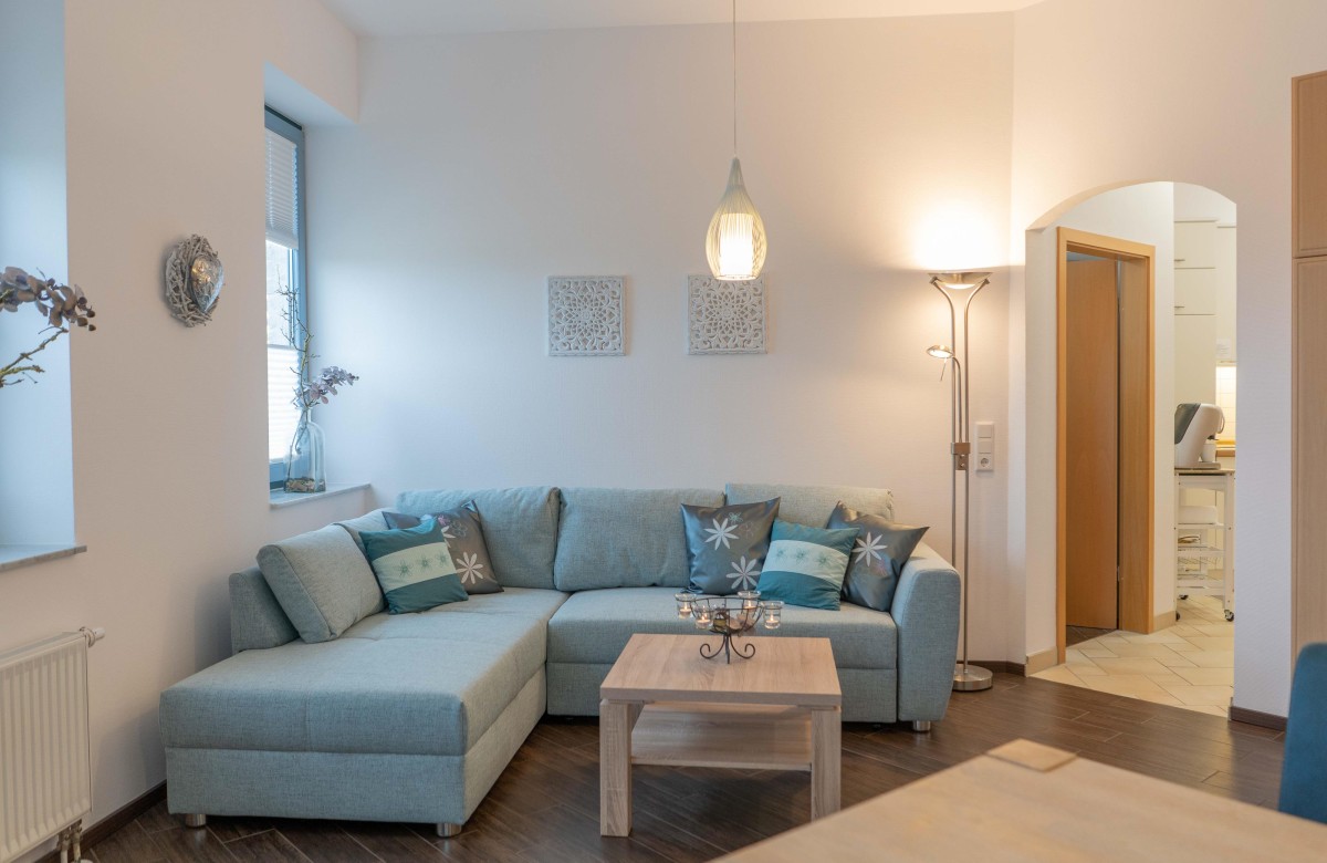 Couch im Wohnzimmer der Ferienwohnung für 4 Personen in Burgtiefe auf Fehmarn