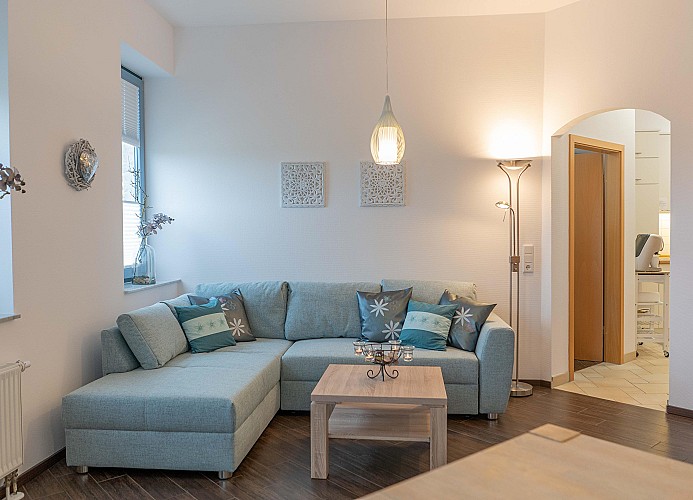Couch im Wohnzimmer der Ferienwohnung für 4 Personen in Burgtiefe auf Fehmarn