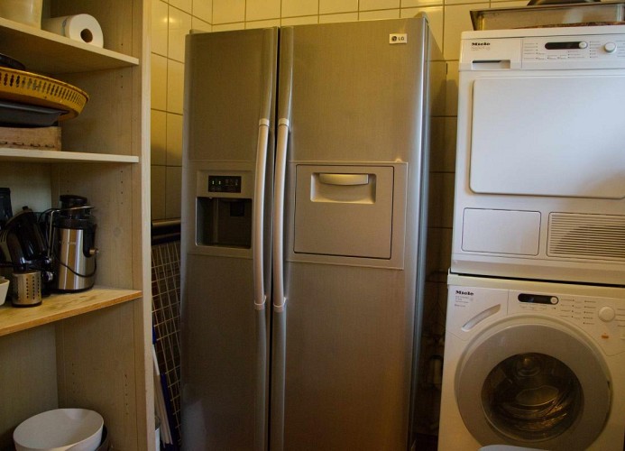 Kühlschrank, Waschmaschine und Trocker im Abstellraum