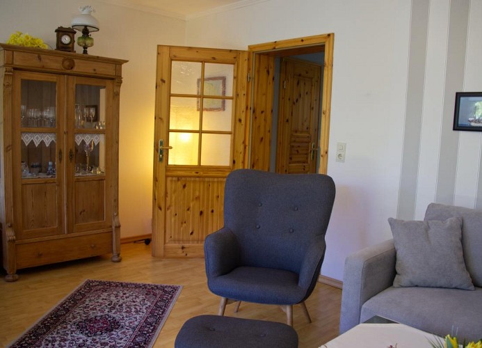 Schrank und Sessel in der Ferienwohnung Inselblume 15 mit Garten in der Nähe vom Südstrand