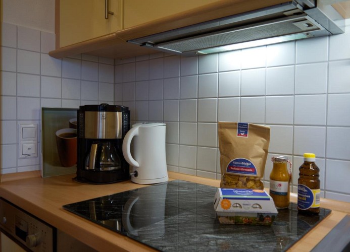 Küche mit Deko in der Ferienwohnung Inselblume 03 auf Fehmarn