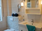 Bad mit WC und Waschbecken in der Ferienwohnung mit Hund auf Fehmarn
