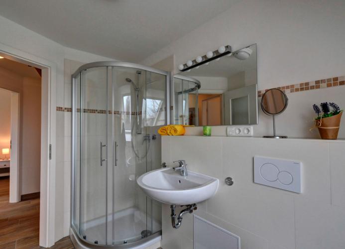 Große Dusche im Bad der Ferienwohnung für 6 Personen auf der Insel Fehmarn