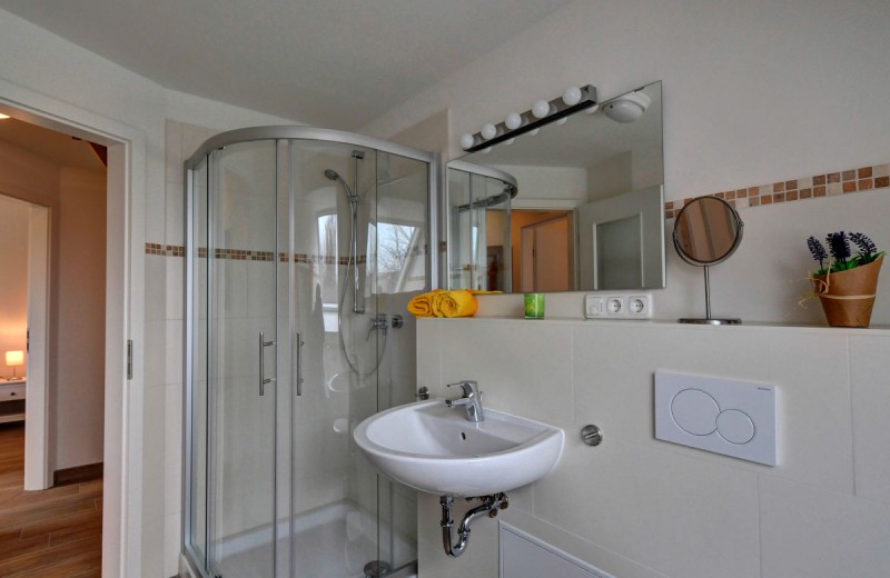 Geräumige Dusche im Bad der Ferienwohnung für 6 Personen auf Fehmarn