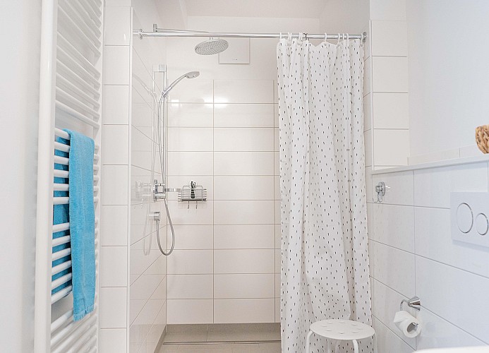 Große Dusche im Badezimmer der Ferienwohnung auf Fehmarn in Burg